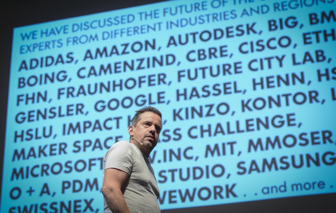 Raphael Gielgen, Trendscout Future of Work Life & Learn bei Vitra, gibt beim Presse-Event zum Kongresstag von designfunktion in Köln Einblick in internationale Entwicklungen zur Arbeitswelt der Zukunft