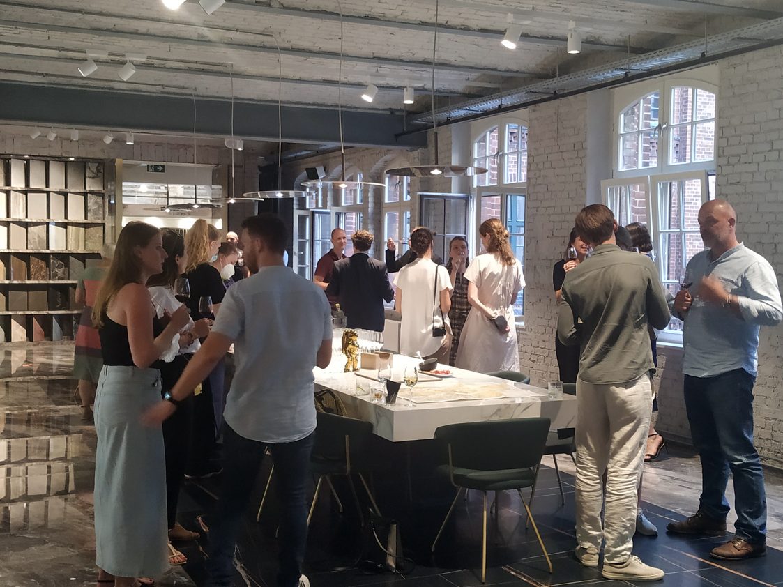 Summer port wine tasting in the Iris Ceramica Group's showroom Berlin: hicklvesting developed the idea of this cross-sector brand cooperation based on a broad network