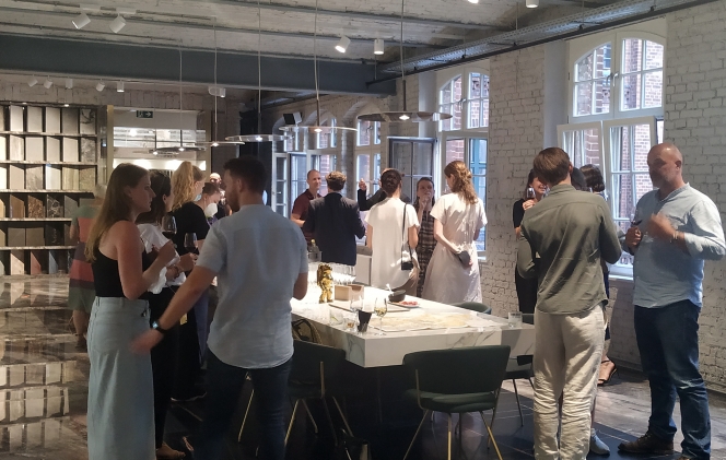 Sommerliches Portwein-Tasting im Showroom der Iris Ceramica Group Berlin: Die Idee dieser branchenübergreifenden Markenkooperation entwickelte hicklvesting auf Basis eines breit gefächerten Netzwerkes
