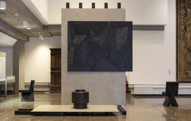 Keramikfliesen von Porcelaingres in der Ausstellung: Wandkeramik „Concrete – Urban Grey“ 2018. Photo © Felix Löchner
