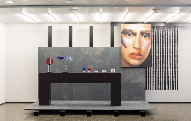 Keramikfliesen von Porcelaingres in der Ausstellung: Wandkeramik „Royal Stone-Black Diamond“ 2020. Photo © Felix Löchner