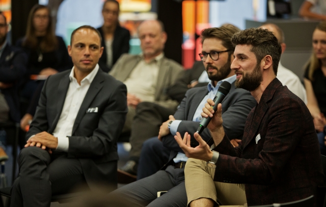 Beim Presse-Event im Rahmen der designfunktion Kongressreihe sprach Samir Ayoub (links), Geschäftsführender Gesellschafter von designfunktion, zum Thema „Wirksame Büros“ mit Vertretern aus Unternehmen, Wissenschaft und Medien